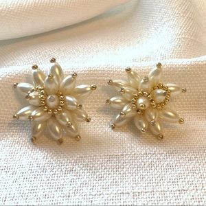 Vintage Jewelry - Stranger Things Vintage Pearl Clip Earrings Vintage Jewelry - Stranger Things Vintage Pearl Clip Earrings